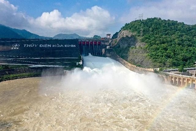 Đóng cửa xả lũ thủy điện Hòa Bình sáng nay